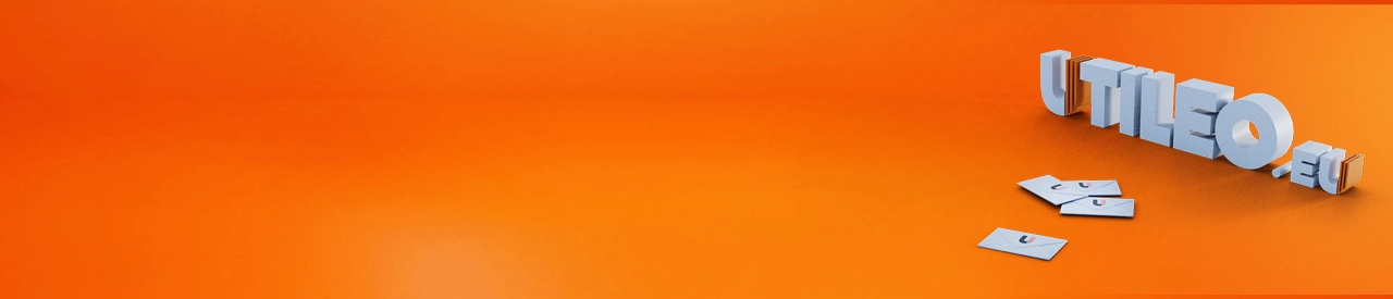 Logo UTILEO en 3D sur fond orange avec des enveloppes illustrant la communication et les échanges liés aux services clients.